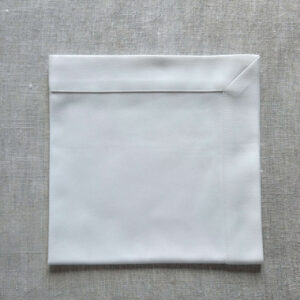 Biała bankietówka 48 × 48 cm z odszyciem kopertowym 4 cm