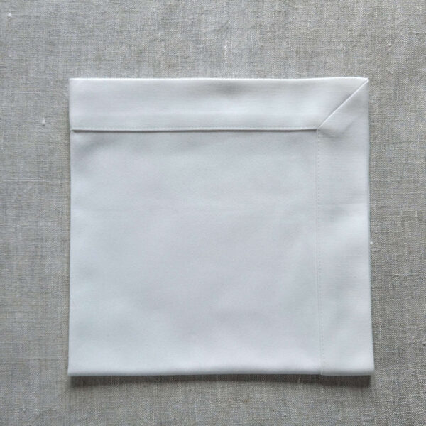 Biała bankietówka 48 × 48 cm z odszyciem kopertowym 4 cm