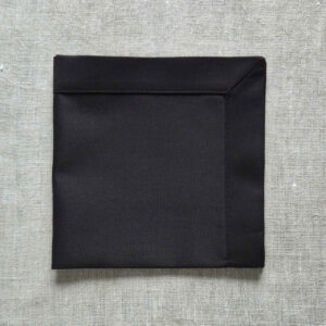 Czarna bankietówka 48 × 48 cm z odszyciem kopertowym 4 cm